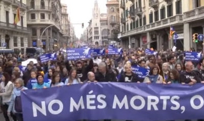 „Chceme vítať“, skandoval 160 tisícový „slniečkársky“ dav na demonštrácii za prijatie imigrantov v Barcelone.