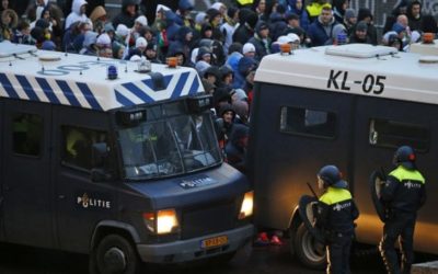 Holandská polícia zasahovala proti demonštrujúcim Turkom v Amsterdame.