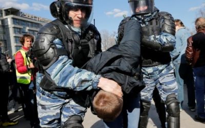 Rusko zasiahla vlna protestov proti korupcii, lídra opozície Navaľného zatkli.