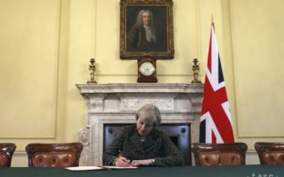 Mayová podpísala list, ktorým Británia oficiálne požiada o odchod z EÚ.