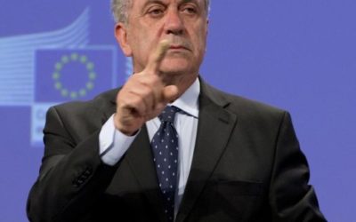 Komisár EÚ pre migráciu tvrdí, že EÚ môže donútiť všetky členské štáty k prijímaniu migrantov.