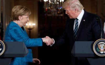 Trump uistil Merkelovú o podpore NATO, žiadal plnenie spojeneckých záväzkov.