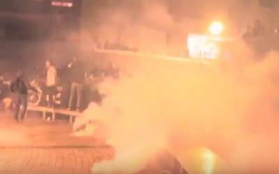 Sparné parížske noci: vo francúzskom hlavnom meste už druhý deň neutíchajú protesty.