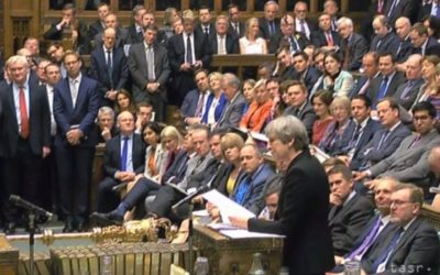 Britský parlament schválil predčasné voľby, Mayová chce silný mandát.