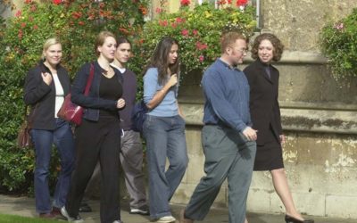Študenti, ktorí sa vyhýbajú očnému kontaktu, môžu byť vinní z rasizmu, tvrdí Univerzita Oxford.