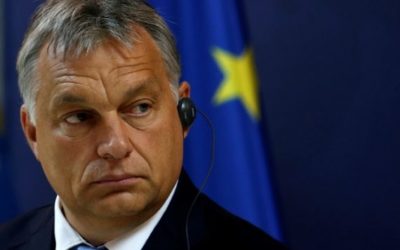 Európska komisia hrozí Orbánovi súdom za jeho politické kroky.