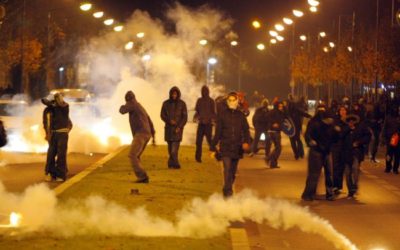 Po večerných nepokojoch v Paríži bolo zadržaných vyše 140 ľudí.