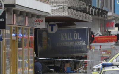 Teror v Štoholme: Nákladné auto vrazilo do luxusného obchodného domu, na mieste sú mŕtvi. 