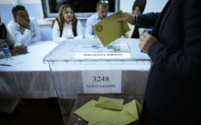 Aktualizované: Turecká opozícia žiada anulovanie výsledkov referenda.