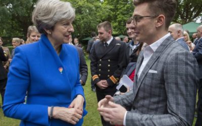 THE TIMES: Theresa May sa dozvedela, že na ponorke je problém, nejde sťahovať porno. 