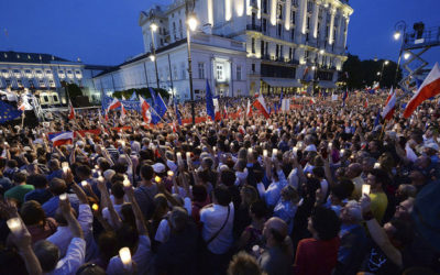 Poľský ľud v uliciach, kontroverznú reformu súdnictva schválil po Sejme aj Senát.