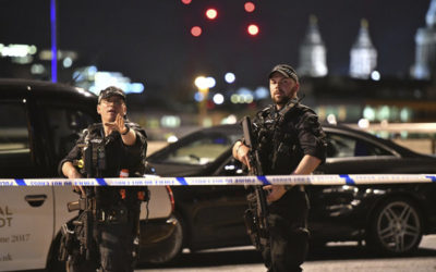 Muž v Londýne napadol nožom dvoch policajtov.