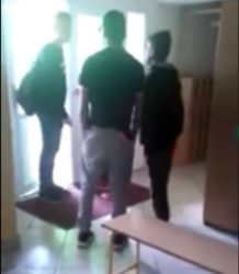 Traja chlapci surovo zbili žiaka, starosta siahol po radikálnom riešení