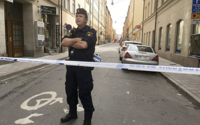 Štokholmské námestie uzavreté po tom, čo došlo k ďalšiemu útoku na policajta. Útočník mu podrezal krk.