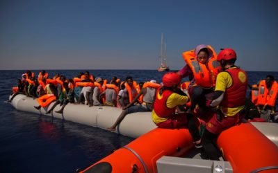 Väčšina mimovládok zachraňujúcich migrantov na mori odmietla pravidlá talianskeho ministerstva vnútra.