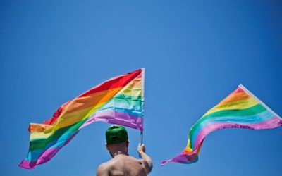 Britská charita vyhodila dobrovoľníkov, ktorí odmietli nosiť dúhovú stužku, ako znak podpory homosexuality.