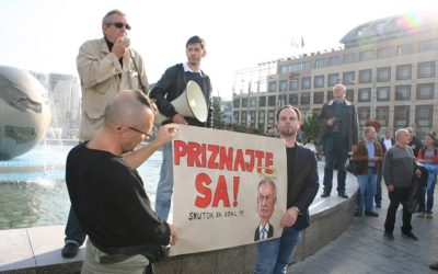 Pred Prezidentským palácom sa uskutočnil Protest proti Andrejovi Kiskovi, účastníci žiadajú od prezidenta priznanie a ospravedlnenie.