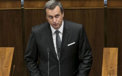 A. Danko chce ústavou chrániť právo na nosenie zbraní.