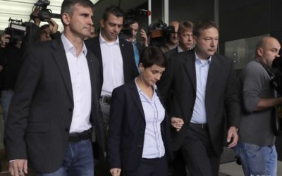 Úspešnou AfD otriasajú vnútrostranícke spory a hrozí jej rozkol.
