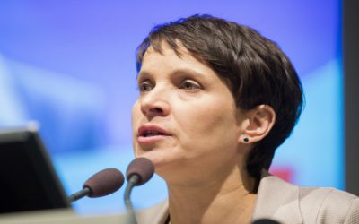 VIDEO: Predsedníčka nemeckej strany AfD argumentačne usadila mladých „slniečkárov.“ 