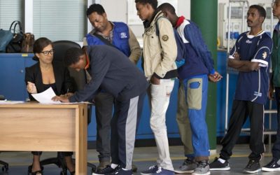 Cukor a bič Bruselu: členským štátom chce za každého prijatého migranta zaplatiť 60 000 eur.