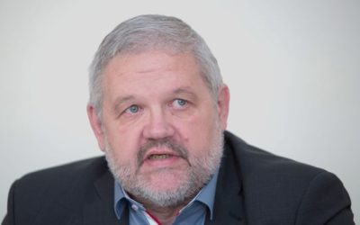 Stanislav Mičev žaluje poslanca Národnej rady Milana Uhríka, ten sa mu nemieni ospravedlniť.