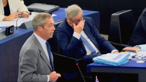 Farage reaguje na Junckera: Vďaka Bohu, že odchádzame. Z Brexitu ste sa nepoučili.