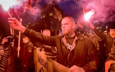 Tisíce nacionalistov pochodovali ulicami, oslavovali Banderu.