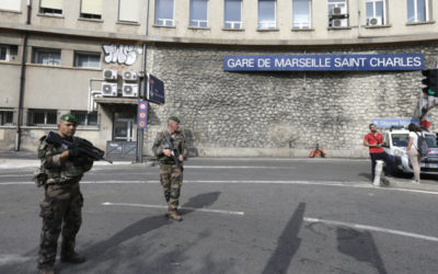 Na stanici vo francúzskom Marseille útočil muž s nožom, zabil dvoch ľudí.