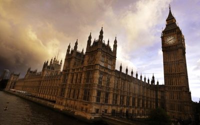 Sexuálny škandál drví britský parlament. „Rád si siahne,“ písali si o politikoch sekretárky