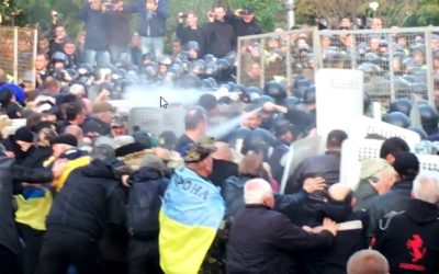 Michomajdan naberá na obrátkach: aktivisti sa vyhrážajú útokom, policajti použili slzotvorný plyn a prezident Porošenko vie počítať iba do troch.