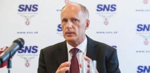V kauze Veľký Slavkov figuruje ústavný činiteľ, tvrdí Paška. Špekulácie hovoria o Kiskovi. Analytik to nevylučuje.