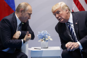 Trump verí Putinovi, že Rusko nezasiahlo do prezidentských volieb v USA.