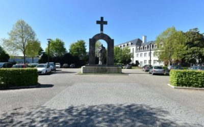 Le Penová: Vláda chce odstrániť kríž zo sochy pápeža, ale burky nevadia – Slobodný Výber