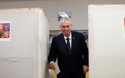 Česi si volili prezidenta. Zeman vyhral, ale v druhom kole ho vyzve Drahoš.