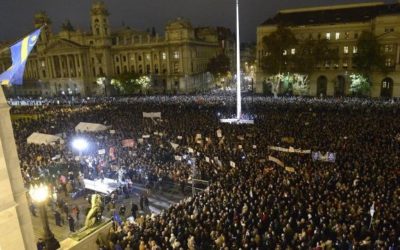 Orbán zmizni. Proti maďarskému premiérovi protestovali desaťtisíce ľudí. 