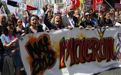 Záver pochodu proti Macronovi v Paríži sprevádzali násilnosti.