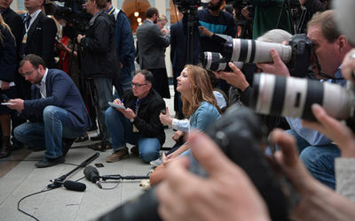 Mediálna „demokracia“: keď menšina ovláda väčšinu cez médiá.