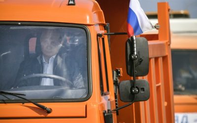 Rusko slavnostně otevřelo most na Krym, Putin po něm přejel v kamazu.
