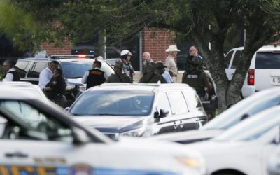 Strelec na americkej škole v Texase zabil najmenej 8 ľudí.