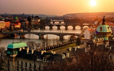 Nezdařená kampaň proti EU vedla v Česku k nárůstu podpory členství, Bloomberg.