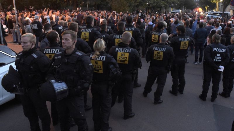 Napätie v nemeckom Köthene pretrváva, večer prešli mestom opäť demonštranti. 1