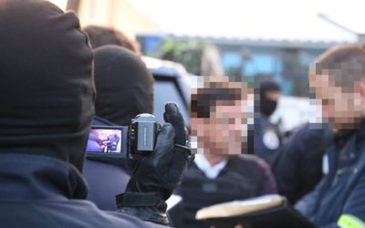 Veľká policajná akcia: Elitné komando zasahuje aj v Kočnerovej vile, ukázali video z razie.
