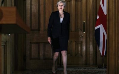 Britská vláda po dlhom pôrode schválila návrh dohody o brexite.