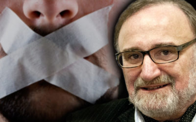 Bývalý policejní prezident Stanislav Novotný v roli moderátora pořadu Na prahu změn.