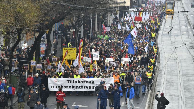 Dusno v Budapešti: Demonštranti prerazili policajný kordón, dostali sa až pred parlament. 1