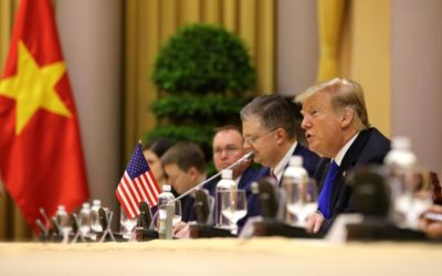 Trumpa s Kimem čeká společná večeře. Na stole bude denuklearizace i hospodářské sankce