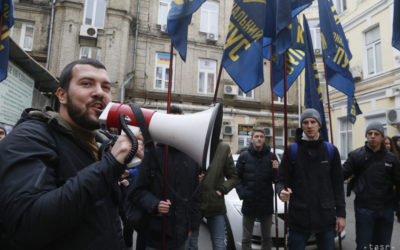 Protestujúci v Kyjeve vyzývali na impeachment prezidenta Porošenka.