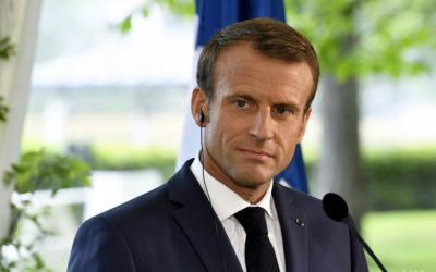 Macron chce prijať zákon proti nenávistným prejavom na internete.