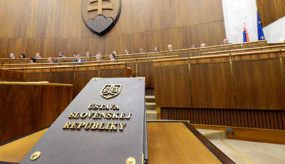 Poslanci ani v opakovanej voľbe nevybrali žiadneho kandidáta na ústavného sudcu